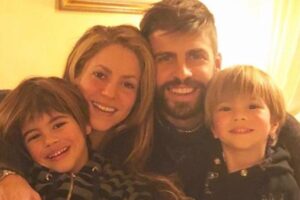 Piqué e Shakira com os filhos