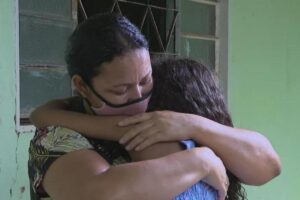 Mães descobrem que bebês foram trocados na maternidade e decidem continuar com filhos não biológicos