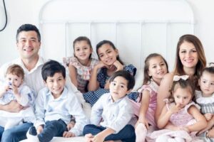 Pais de 10 filhos que esperam gêmeas gastam 130 litros de leite por mês: “Me chamavam de louca”