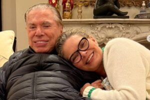 Cintia quando criança com a mãe e a avó e o pai, Silvio Santos