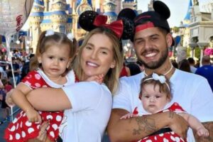 Virgínia aparece combinado roupa com a família para voo internacional em seu jatinho particular