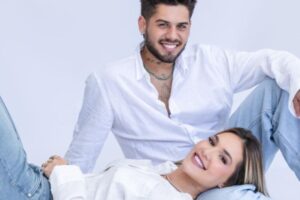 Virgínia aparece combinado roupa com a família para voo internacional em seu jatinho particular