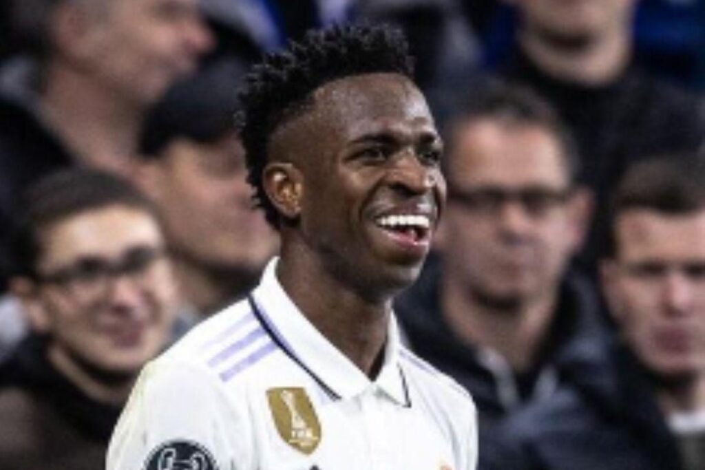 Mãe de Vini Jr se emociona com homenagem para o filho após ataques racistas em jogo