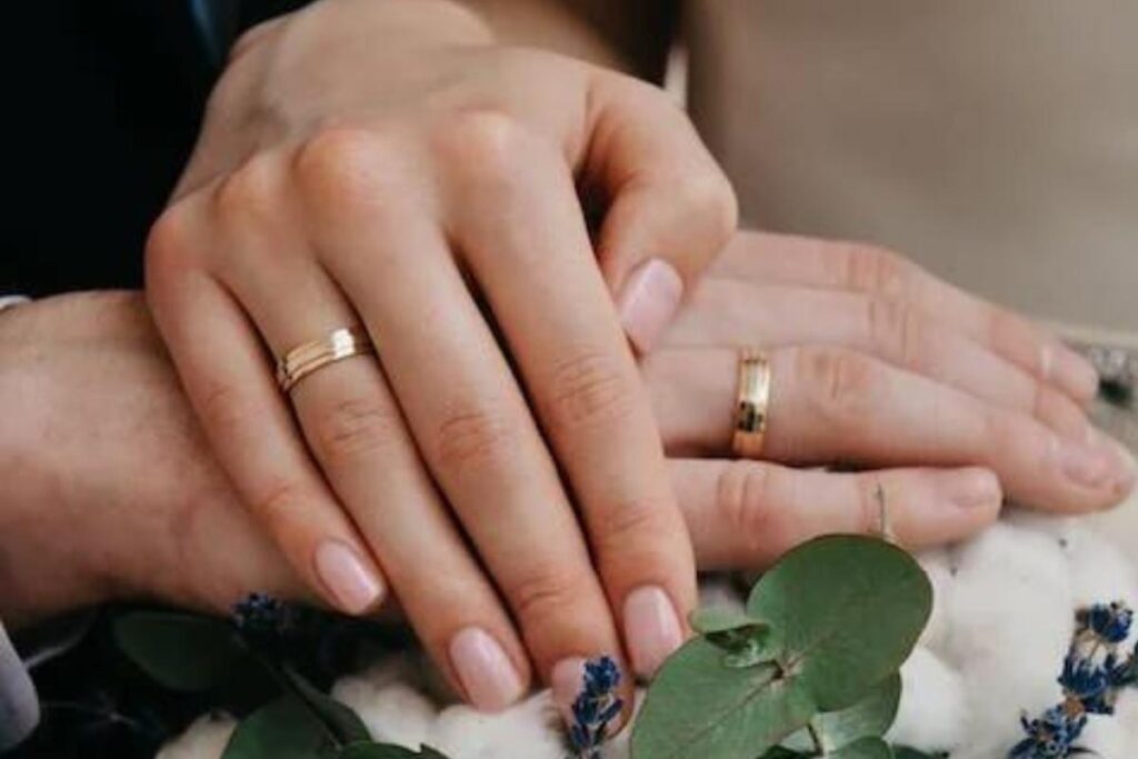 Escritora de livros sobre família conta que presenteou marido com sexo a três por pena