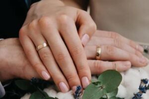 Escritora de livros sobre família conta que presenteou marido com sexo a três por pena