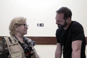 Repórter da Globo se emociona ao receber recado da avó falecida durante reportagem