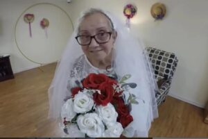Aos 77 anos, idosa se casa com ela mesma com presença da família e amigos