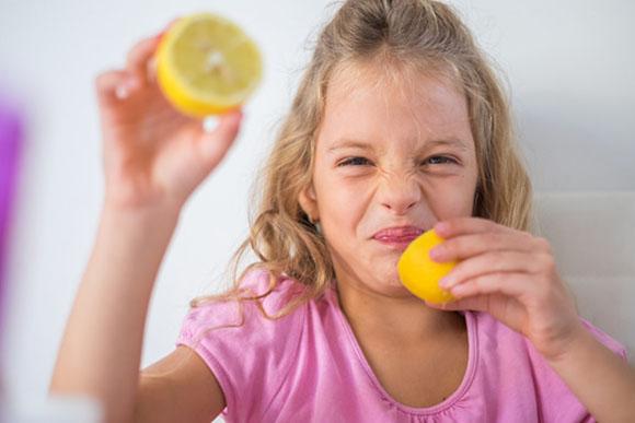 Madrasta é criticada por pedir que enteada pare de comer frutas