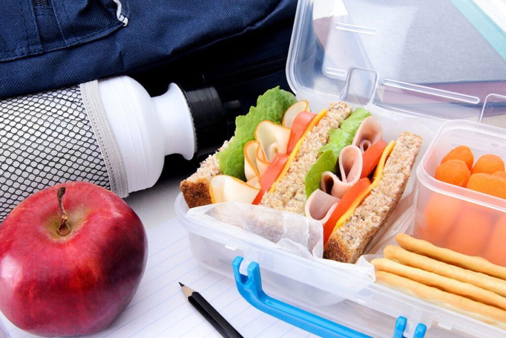 Os pais e crianças podem fazer juntos a lancheira antes de ir para a escola