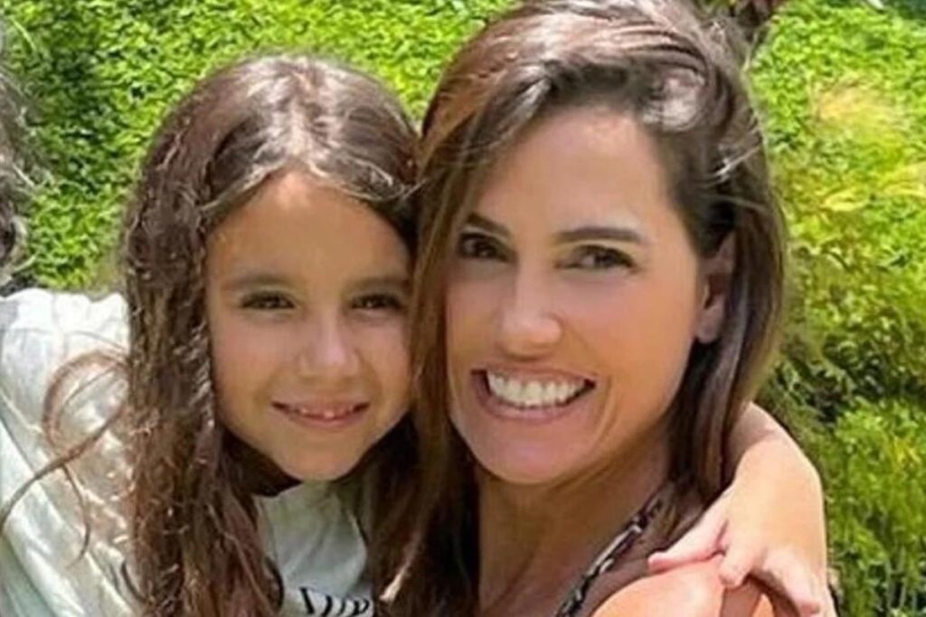 Deborah Secco com a filha e o marido