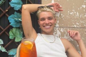 Atriz Bruna Linzmeyer compartilha momento com avó e comentários geram polêmica