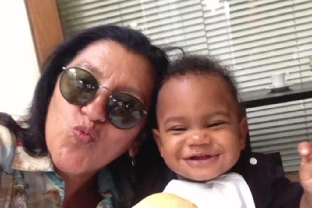 Regina Casé com o filho mais novo, Roque