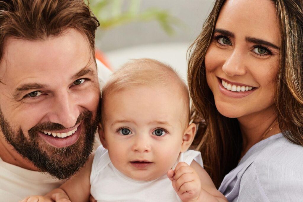 Fernanda Vasconsellos posta novas fotos com filho