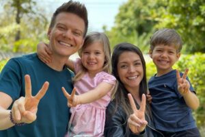 Filhos de Michel Teló sobem no palco pela primeira vez com o pai.