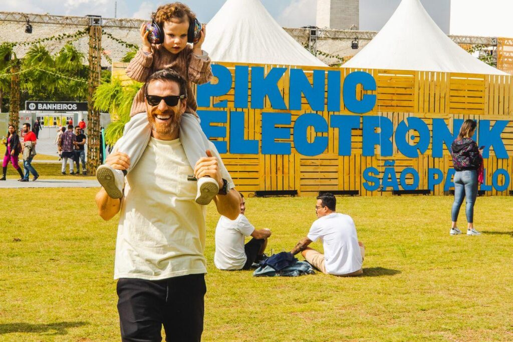 O Petit Piknic é um espaço dedicado às crianças com recreação monitorada, protetores auriculares e banheiro exclusivo