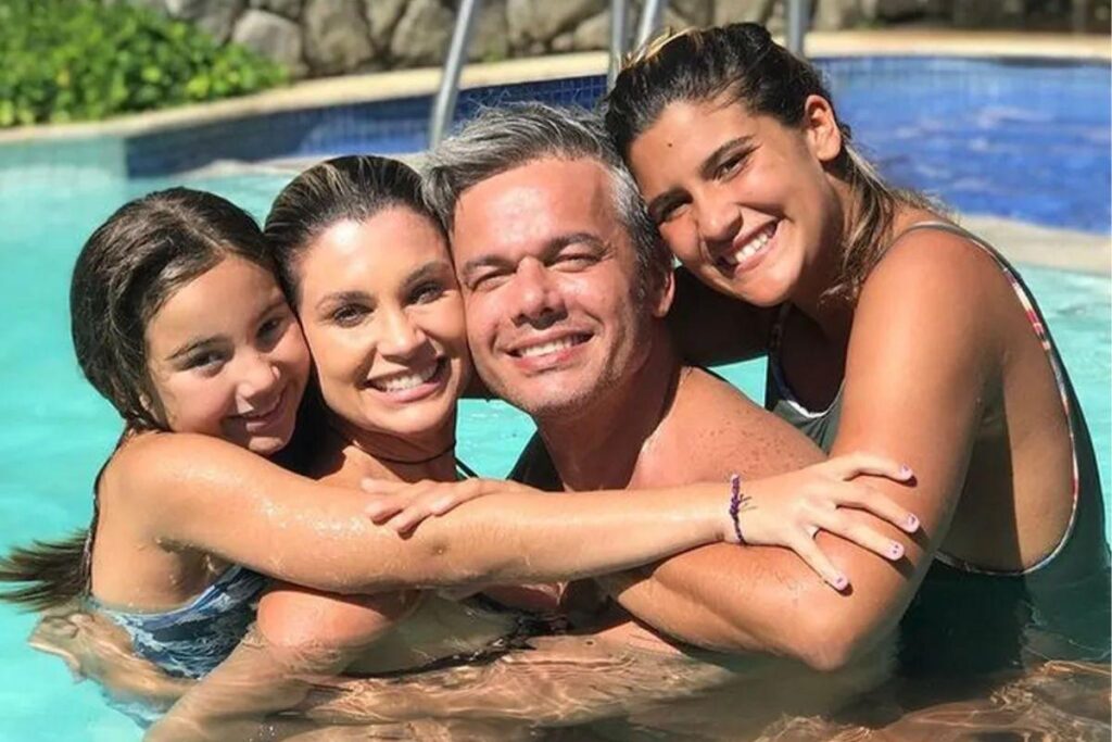Otaviano ao lado das filhas