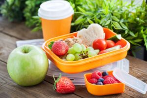 As crianças podem ajudar a cozinhar e preparar o lanche escolar também!