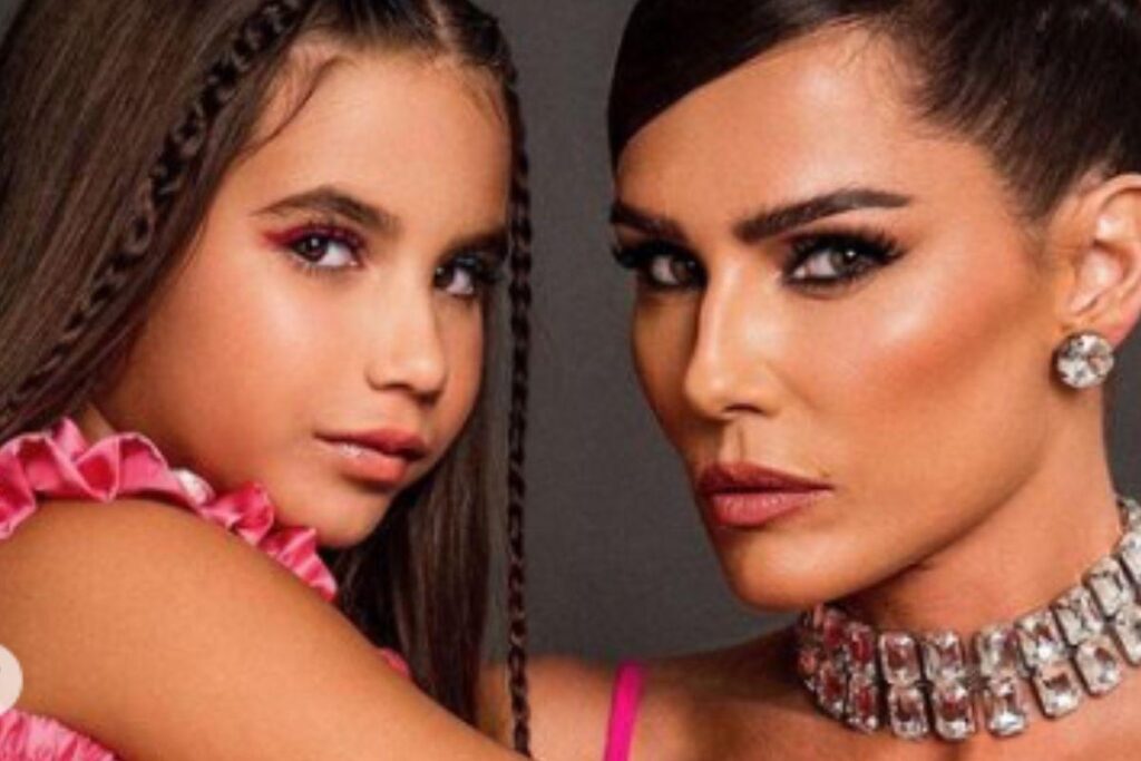 Deborah Secco posta nova foto da filha