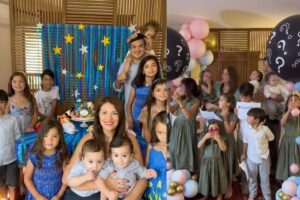 Mãe de 10 filhos, que está à espera de gêmeos, anuncia sexo dos bebês