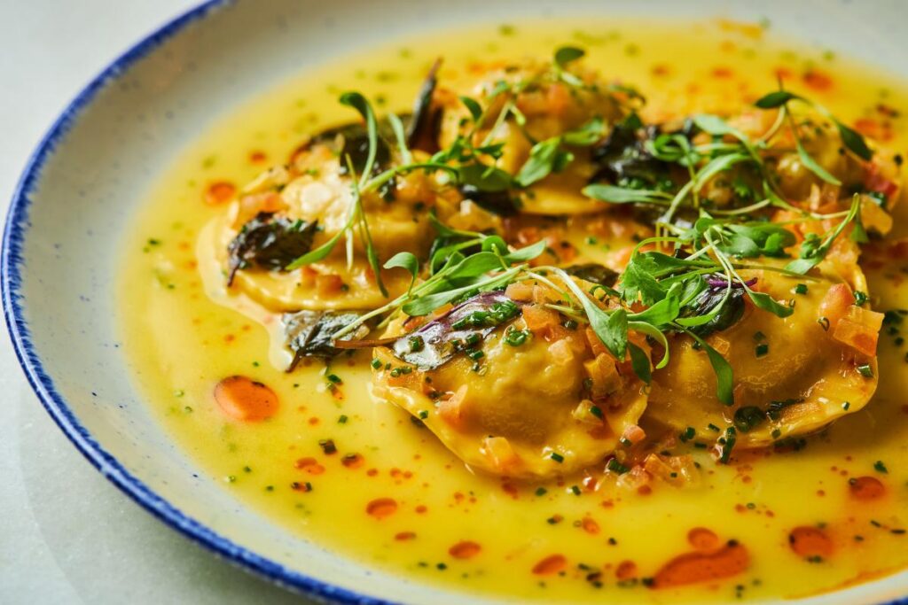 Polvo grelhado com risotto de arroz negro