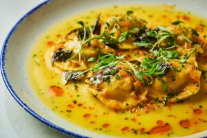 Polvo grelhado com risotto de arroz negro