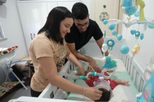 Pais se revezam dia e noite no tratamento de bebê com doença rara que torna o sono um perigo