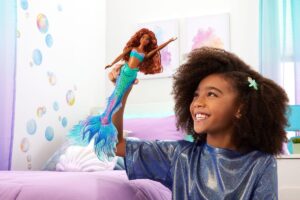 A boneca foi desenhada à semelhança da atriz Halle Bailey