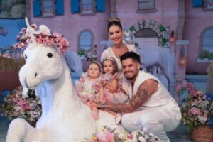 Virginia faz festa para filha