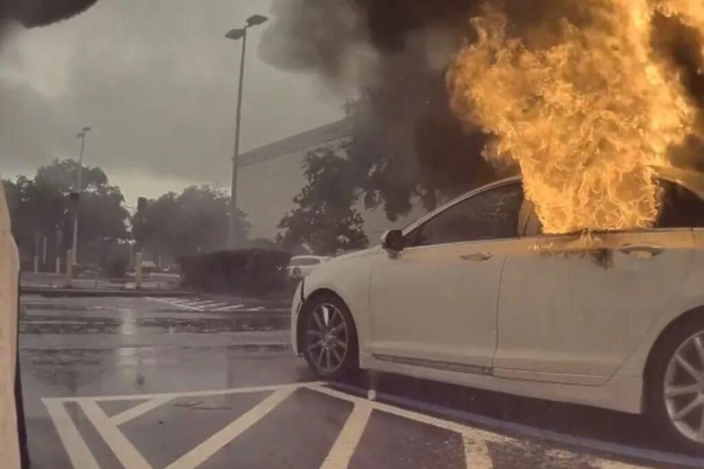 O carro pegou fogo com as duas crianças dentro