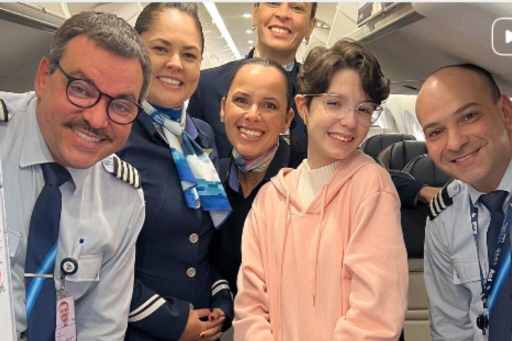 Giovanna com a mãe durante o voo