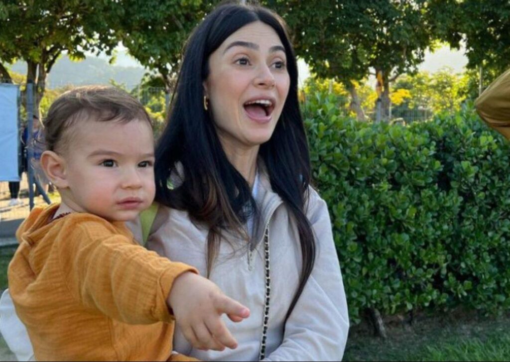 Thaila com o filho e com a amiga durante o passeio