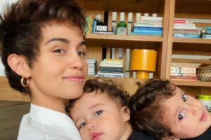 Nanda Costa com a esposa e as filhas