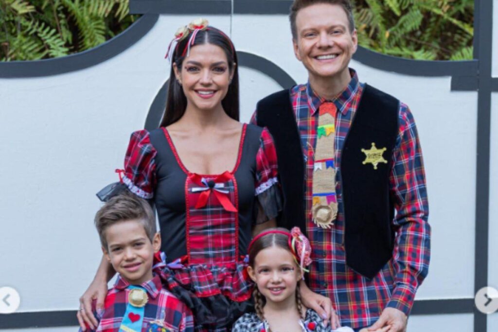 Michel Telo e Thais Fersoza com os dois filhos em festa junina