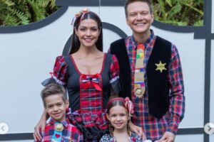 Michel Telo e Thais Fersoza com os dois filhos em festa junina
