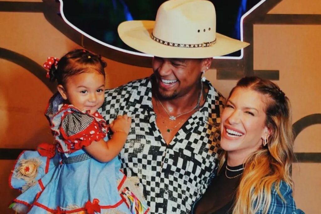 Lore Improta posta fotos em festa