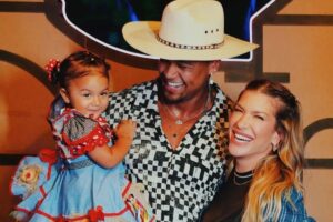 Lore Improta posta fotos em festa