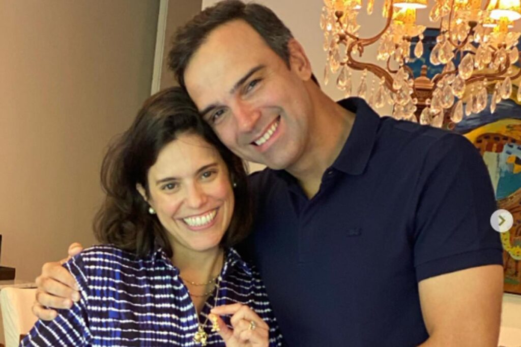 Tadeu Schmidt celebra aniversário de casamento