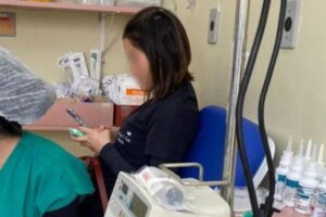 Estudante de medicina é flagrada com cigarro eletrônico dentro de sala de parto