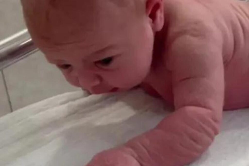 Bebê recém-nascida surpreende ao levantar a cabeça e engatinhar com apenas três dias de vida