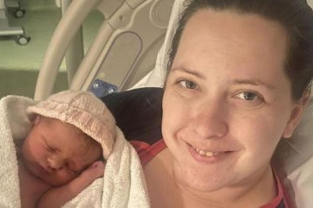 Mãe contrai bactéria comedora de carne no abdômen dias após dar à luz