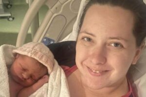 Mãe contrai bactéria comedora de carne no abdômen dias após dar à luz