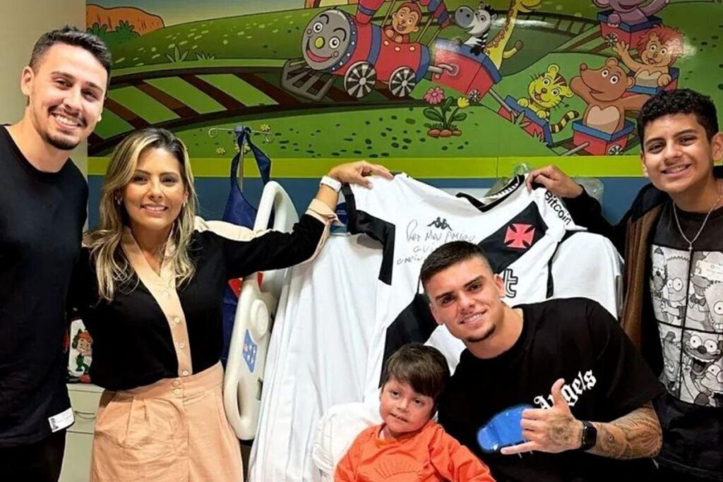 Pequeno Gabriel recebeu a visita de jogadores do seu time de coração, o Vasco