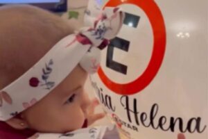 Bebê ganha mesversário com tema inusitado de placa de trânsito