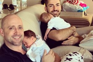 Thales Bretas ao lado dos dois filhos, Romeu e Gael