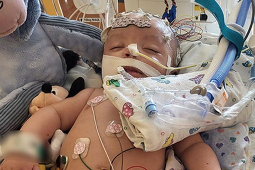 Bebê quase morre após dormir na cama com os pais