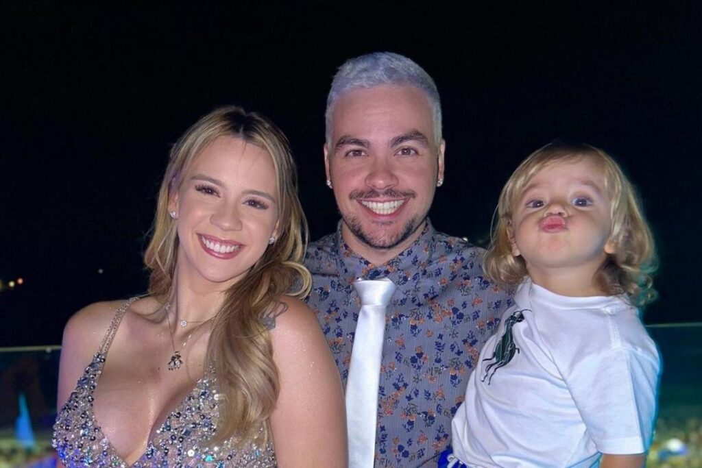 Luccas Neto com a esposa e os filhos