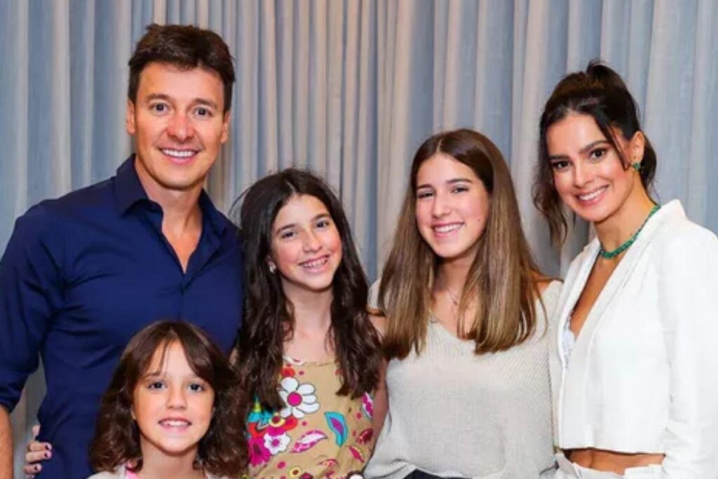 A família reunida para celebrarem aniversário das filhas