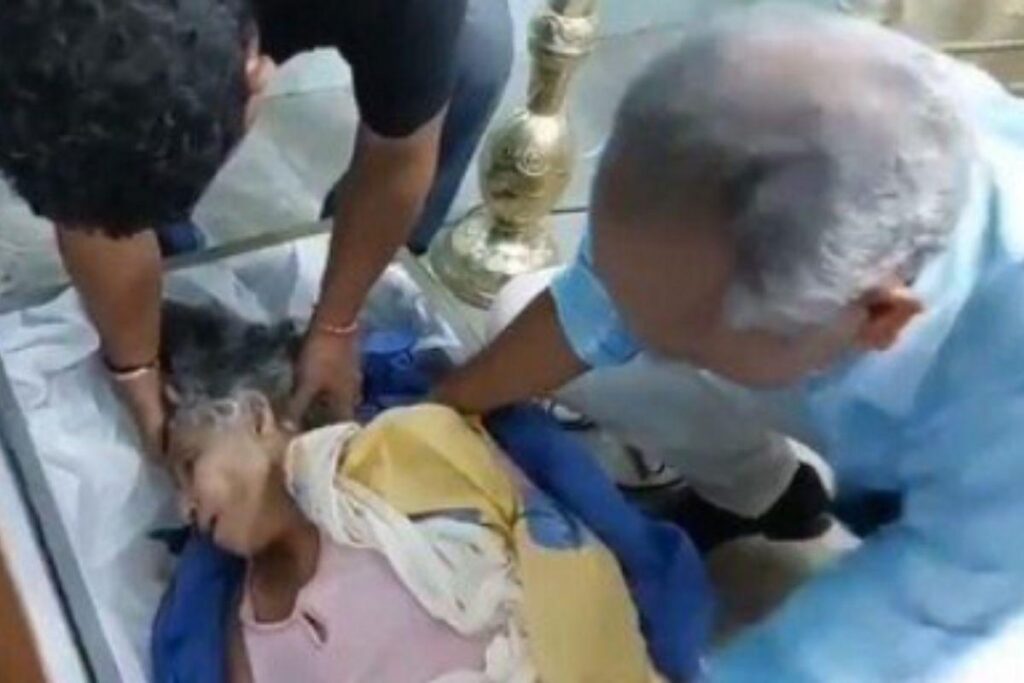 A idosa acordou no meio do velório