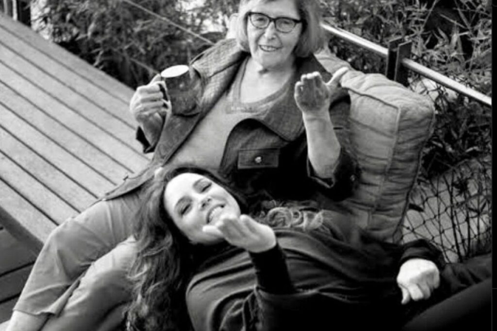 Ana Carolina ao lado da mãe no Dia das Mães