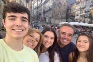 Filhas de Gugu desembarcam no Brasil para participar de audiência sobre herança do apresentador
